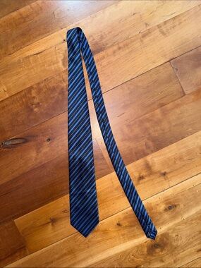 Men's Blue Striped Silk Tie - Classic Diagonal Pattern